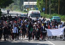 Caravana de centroamericanos ingresa a México por Chiapas