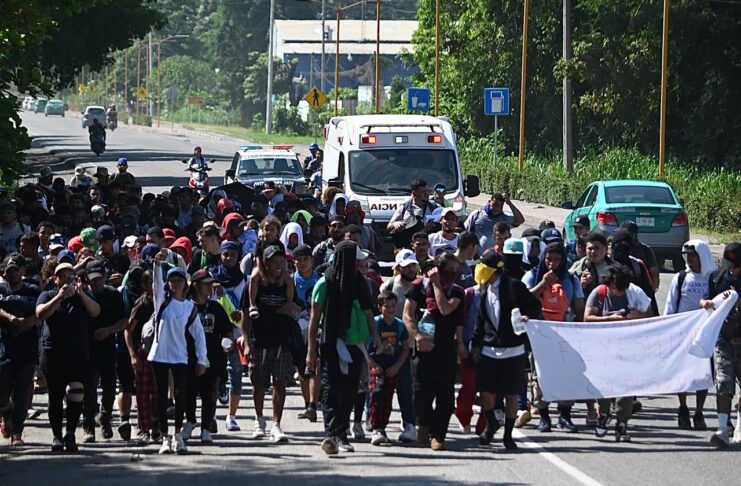 Caravana de centroamericanos ingresa a México por Chiapas