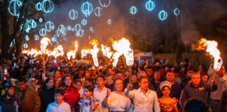 Huasca honra a los héroes de Independencia con tradicional Recorrido de Antorchas