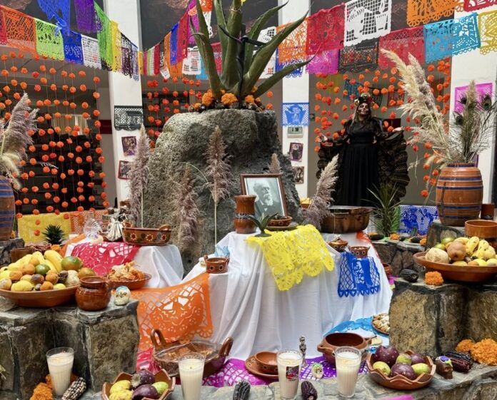 Honran a personajes ilustres de Hidalgo en el marco de ‘Día de Muertos’ Trabajadores de la Contraloría del Gobierno