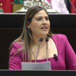 Morena propone reconocer en la Constitución a mexicanos migrantes