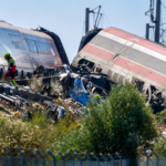 Choque de trenes en España deja al menos 64 muertos