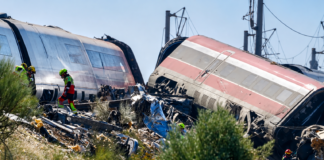 Choque de trenes en España deja al menos 64 muertos