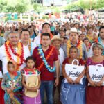 Xantolo: Hidalgo entrega de cacao y azúcar a familias Huastecas
