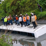 Autobús con trabajadores del Tren México-Querétaro cae a canal de aguas residuales