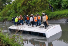 Autobús con trabajadores del Tren México-Querétaro cae a canal de aguas residuales