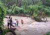 Rescatan a dos jóvenes de ser arrastrados por un río en la huasteca hidalguense
