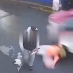 Buscan a taxista señalado de intento de asalto; mujer se arroja de la unidad