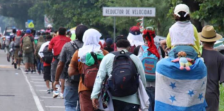 Caravana migrante pide ayuda humanitaria; avanza hacia Huixtla