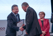 Menchaca reconoce trayectoria de profesionales de la salud