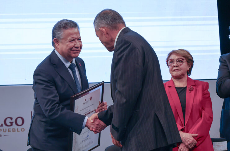 Menchaca reconoce trayectoria de profesionales de la salud