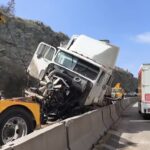 Tráiler de Diconsa se queda sin frenos y choca en el Corredor de la Montaña