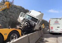 Tráiler de Diconsa se queda sin frenos y choca en el Corredor de la Montaña