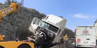 Tráiler de Diconsa se queda sin frenos y choca en el Corredor de la Montaña
